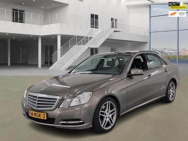 Grijs, metallic lak Occasion 2011 Mercedes E200 Business Sedan | € 7.499 (Super prijs) - Afbeelding 1/4