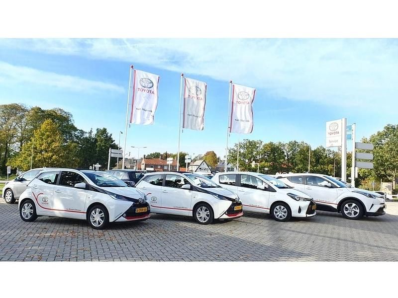 Zwart Gebruikt 2019 Toyota Corolla Business Edition Stationwagen | € 19.499 (Goede deal) - Afbeelding 1/1