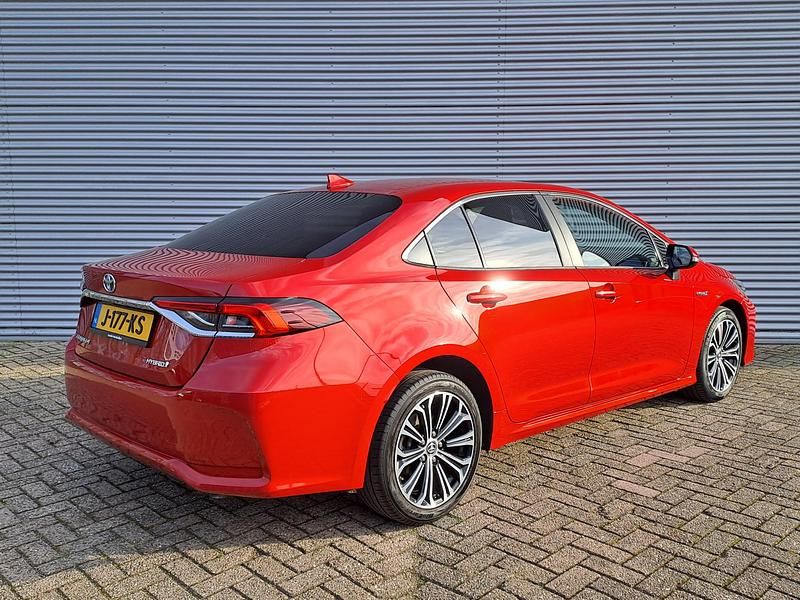 Occasion Toyota Corolla 120 PK (88 kW) 2020 Rood (metallic) Sedan