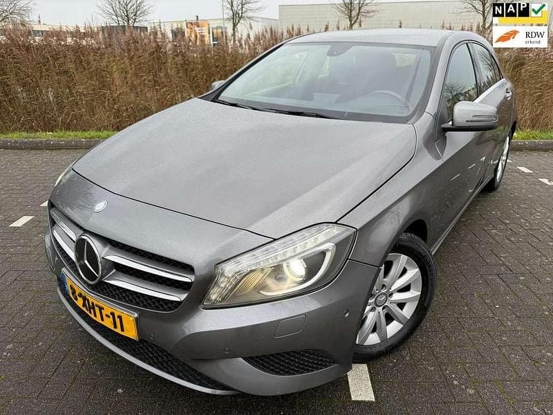 Grijs (metallic) Gebruikt 2014 Mercedes A180 Ambition Hatchback | € 10.950 (Goede deal) - Afbeelding 1/4