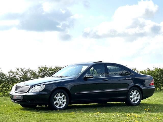 Zwart, metallic lak Gebruikt 2002 Mercedes S320 Sedan | € 14.950 - Afbeelding 1/4