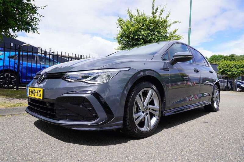 Grijs Gebruikt 2020 VW Golf VIII R-line Hatchback | € 24.945 (Eerlijke prijs) - Afbeelding 1/4
