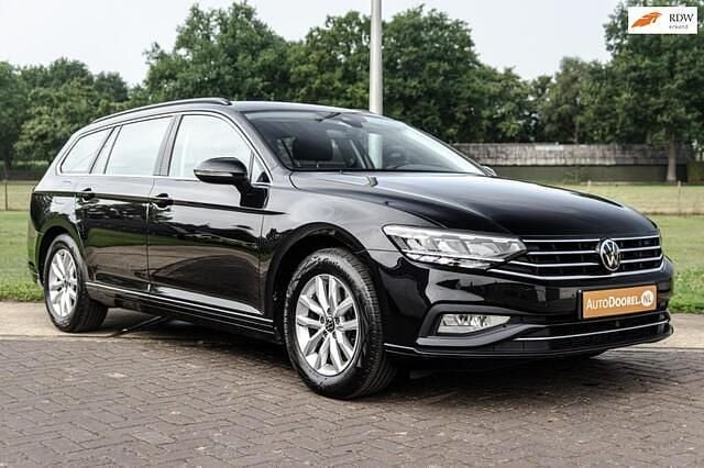 Zwart Gebruikt 2022 VW Passat Business Stationwagen | € 23.950 (Goede deal) - Afbeelding 1/4