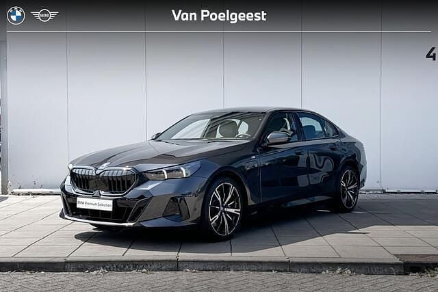 Grijs Gebruikt 2024 BMW 550e M Sport Sedan | € 77.900 (Eerlijke prijs) - Afbeelding 1/4