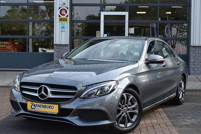 Grijs, metallic lak Gebruikt 2018 Mercedes C180 Sport Edition Sedan | € 22.950 (Goede deal) - Afbeelding 1/4