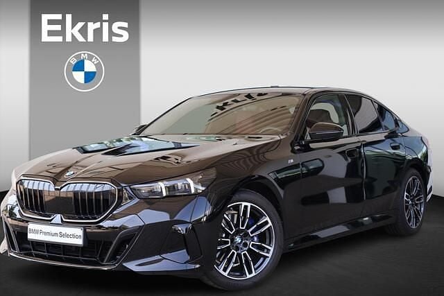 Saphirschwarz metallic (zwart metallic) Gebruikt 2025 BMW 520 Shadowline Sedan | € 63.950 - Afbeelding 1/4