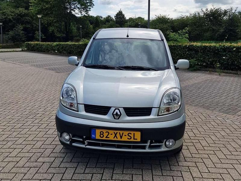 Zilver Gebruikt 2004 Renault Kangoo Authentique MPV | € 3.500 (Eerlijke prijs) - Afbeelding 1/4