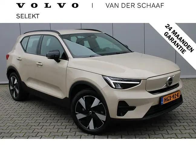 Bruin Occasion 2025 Volvo EX40 Plus SUV | € 45.750 (Eerlijke prijs) - Afbeelding 1/4