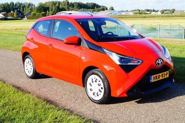 Rood Gebruikt 2021 Toyota Aygo Hatchback | € 14.895 (Eerlijke prijs) - Afbeelding 1/4
