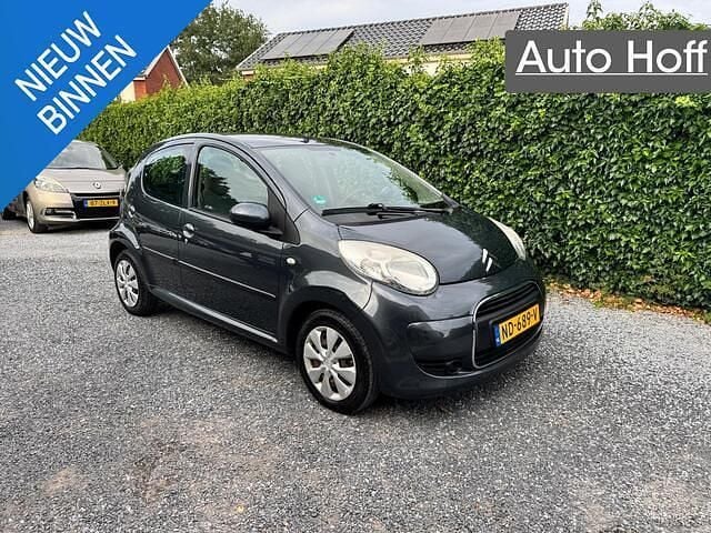 Grijs, metallic lak Gebruikt 2010 Citroën C1 Hatchback | € 3.945 (Eerlijke prijs) - Afbeelding 1/4