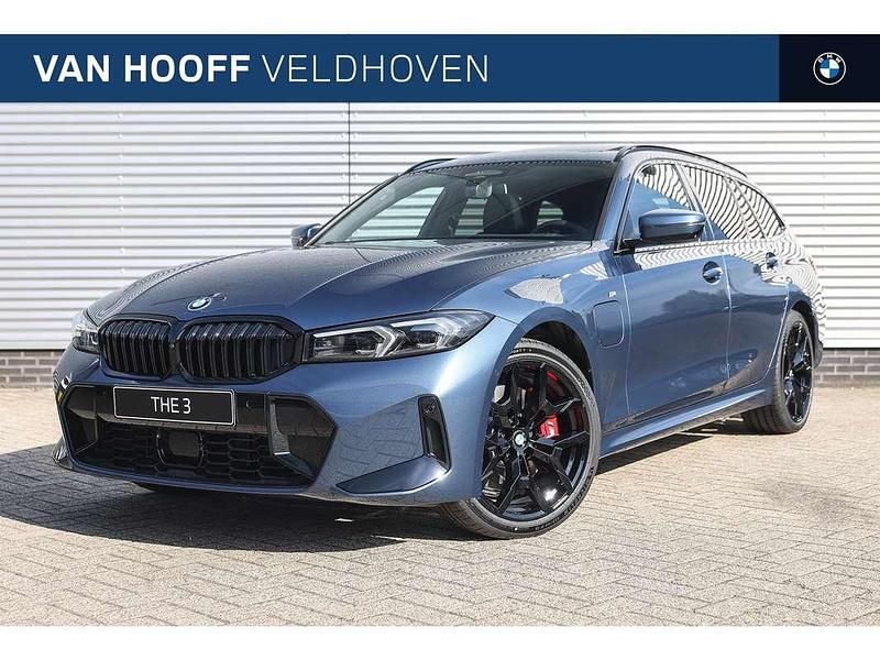 Bruin Nieuw 2025 BMW 330e Comfort Edition Stationwagen | € 78.506 (Iets duurder) - Afbeelding 1/4
