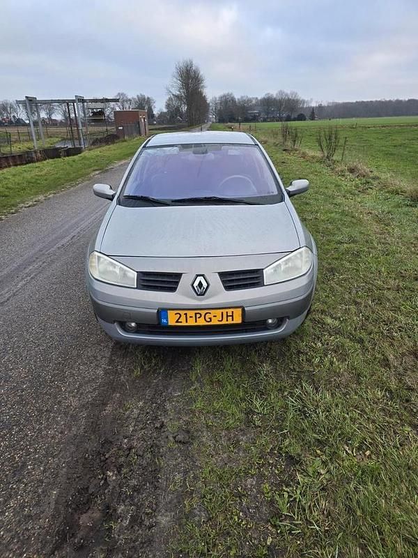 Occasion 2004 Renault Mégane II Sedan | € 1.400 (Eerlijke prijs) - Afbeelding 1/4