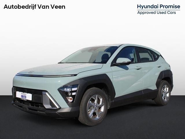 Mirage green Gebruikt 2024 Hyundai Kona Comfort SUV | € 29.945 (Eerlijke prijs) - Afbeelding 1/1