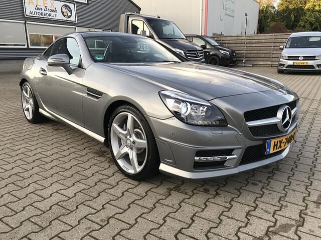 Grijs (metallic) Gebruikt 2016 Mercedes SLK200 AMG Cabriolet | € 24.950 (Eerlijke prijs) - Afbeelding 1/4