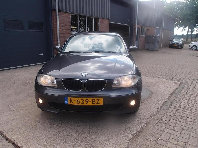 Grijs (metallic) Gebruikt 2007 BMW 118 Executive Hatchback | € 1.750 (Super prijs) - Afbeelding 1/4