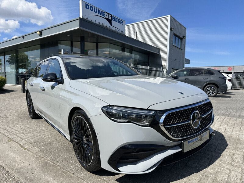 Grijs Gebruikt 2024 Mercedes E300 AMG line Stationwagen | € 64.950 - Afbeelding 1/4