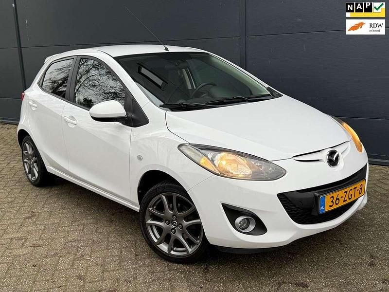 Wit Occasion 2012 Mazda 2 Hatchback | € 5.445 (Eerlijke prijs) - Afbeelding 1/4