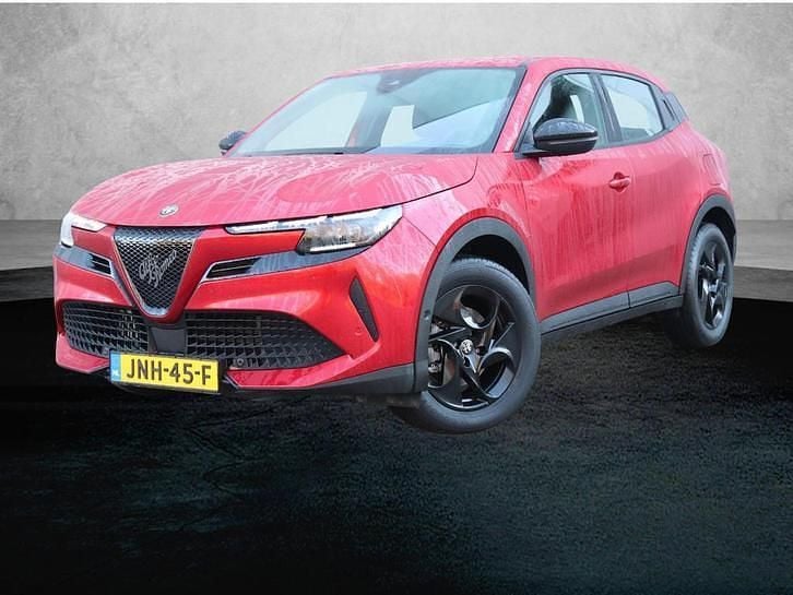 Rood Occasion 2025 Alfa Romeo Junior SUV | € 34.920 (Iets duurder) - Afbeelding 1/4