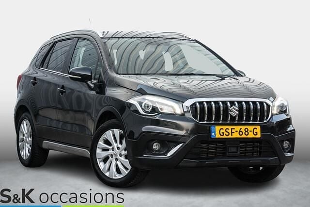 Zwart, metallic lak Gebruikt 2021 Suzuki SX4 S-Cross SUV | € 17.450 (Super prijs) - Afbeelding 1/4