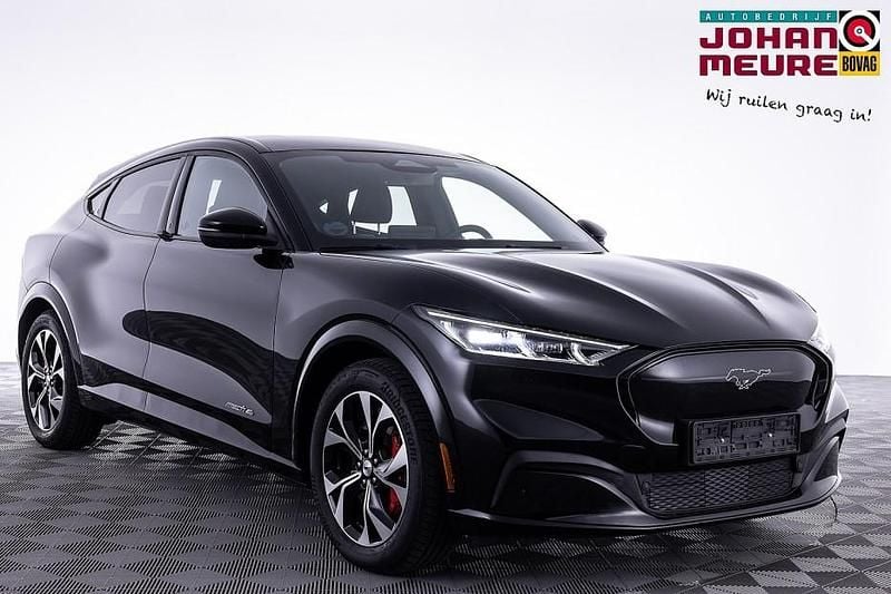 Zwart Gebruikt 2022 Ford Mustang Mach-E SUV | € 32.900 (Eerlijke prijs) - Afbeelding 1/4