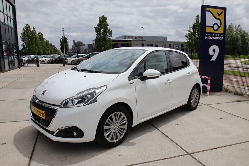 Wit Gebruikt 2019 Peugeot 208 Signature Sky Hatchback | € 9.446 (Goede deal) - Afbeelding 1/4