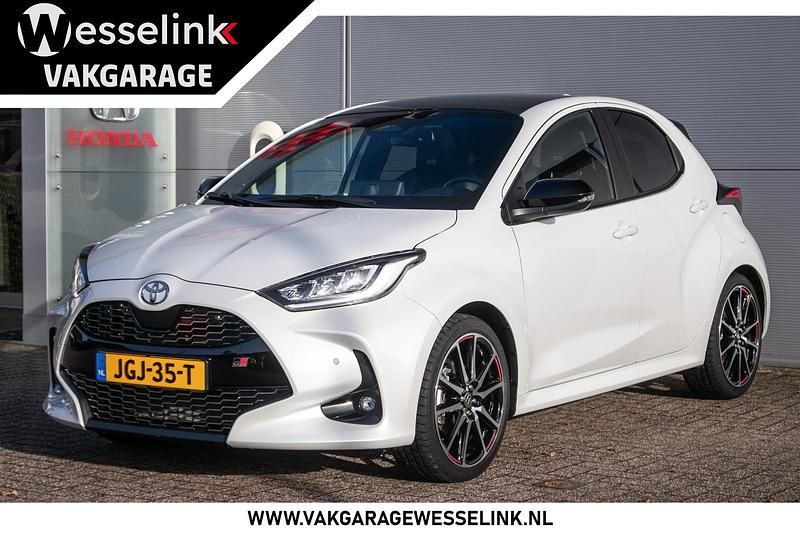 Wit Gebruikt 2025 Toyota Yaris Hybrid Sport Hatchback | € 31.450 - Afbeelding 1/4