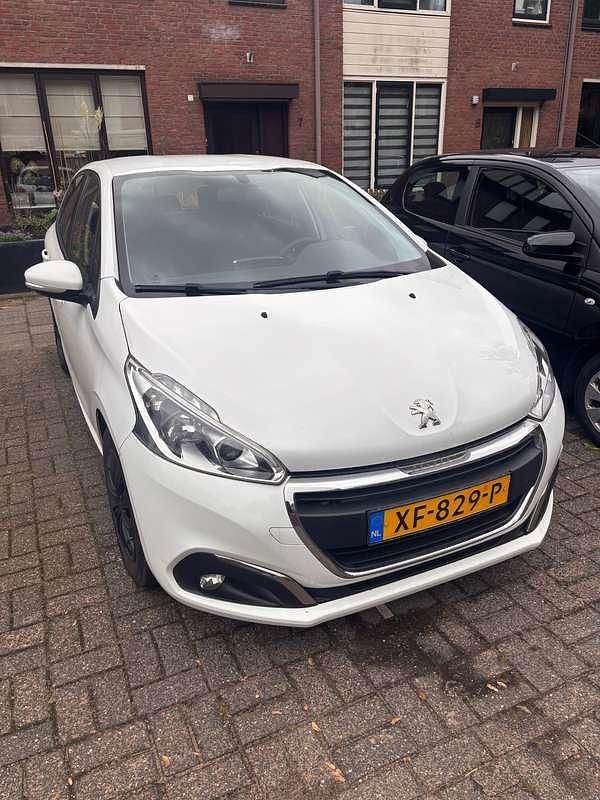 Wit Gebruikt 2019 Peugeot 208 Active Hatchback | € 7.775 (Super prijs) - Afbeelding 1/4