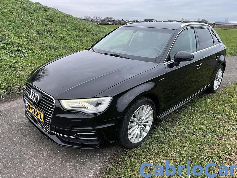 Zwart (metallic) Gebruikt 2015 Audi A3 Sportback e-tron Attraction Hatchback | € 9.250 (Goede deal) - Afbeelding 1/4
