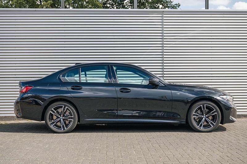 Occasion BMW 330e Comfort Edition 292 PK (214 kW) 2025 Saphirschwarz (donker zwart metallic) Sedan