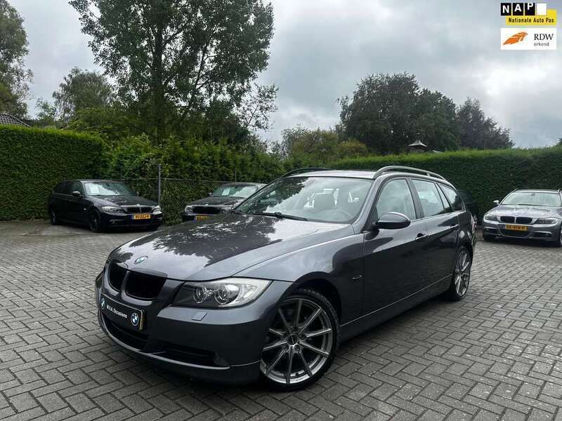 Grijs, metallic lak Gebruikt 2007 BMW 320 Stationwagen | € 5.950 (Iets duurder) - Afbeelding 1/4