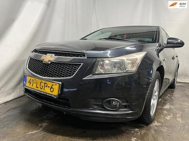 Zwart (metallic) Occasion 2010 Chevrolet Cruze LS Sedan | € 1.750 - Afbeelding 1/4