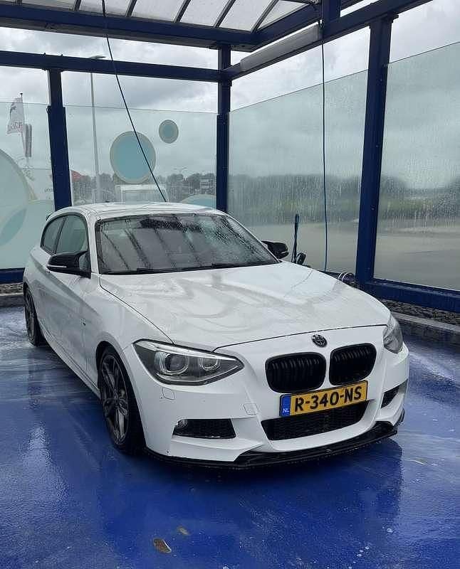 Wit Occasion 2015 BMW 114 M Sport Hatchback | € 10.000 - Afbeelding 1/4