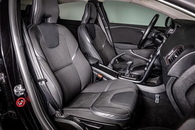 Occasion Volvo V40 Momentum 153 PK (112 kW) 2017 Zwart Hatchback