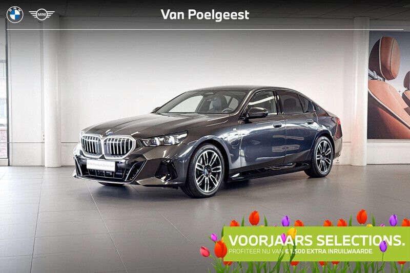 Sophistograu brillianteffect metallic (grijs metallic) Gebruikt 2024 BMW 530e M Sport Sedan | € 67.900 - Afbeelding 1/4