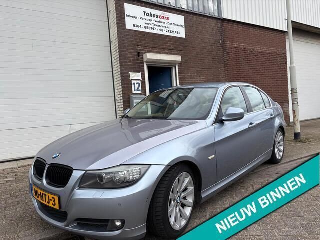 Blauw Gebruikt 2009 BMW 325 Executive Sedan | € 5.499 (Eerlijke prijs) - Afbeelding 1/4