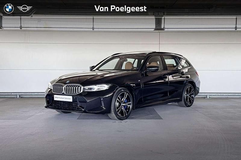 Black sapphiremetallic Gebruikt 2024 BMW 330e Comfort Edition Stationwagen | € 53.900 (Eerlijke prijs) - Afbeelding 1/4