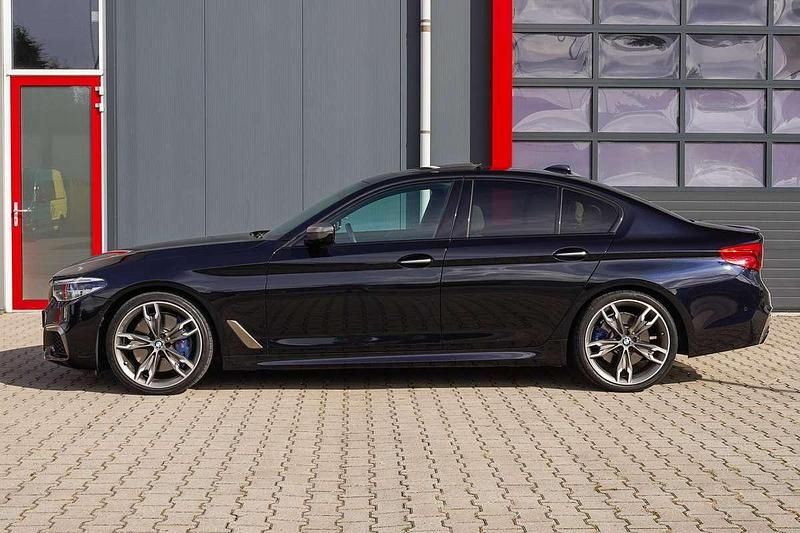 Zwart Gebruikt 2018 BMW 550 Sedan | € 36.900 - Afbeelding 1/4