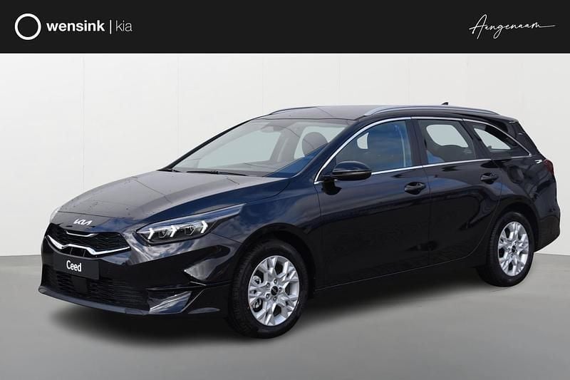 Zwart Nieuw 2025 Kia Ceed Stationwagen | € 32.435 (Goede deal) - Afbeelding 1/4