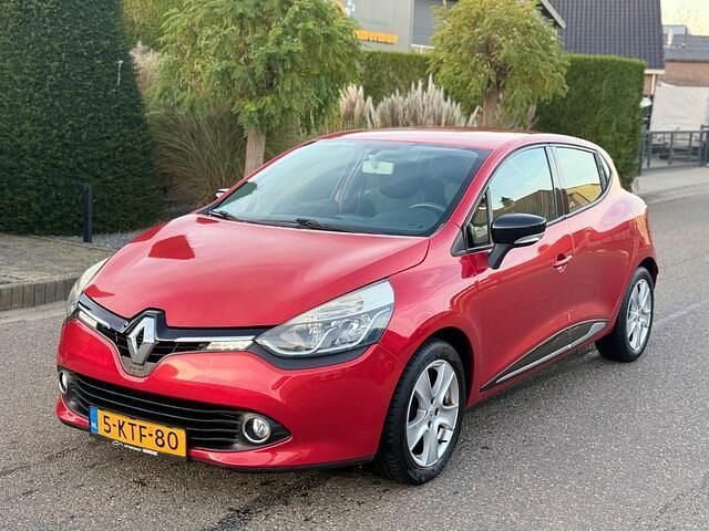 Rood Occasion 2013 Renault Clio IV Expression Hatchback | € 4.250 (Iets duurder) - Afbeelding 1/4