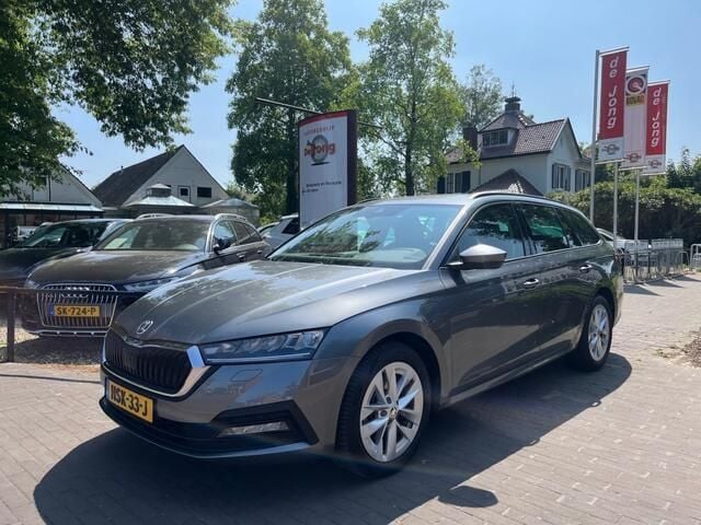 Grijs Gebruikt 2023 Skoda Octavia Business Line Stationwagen | € 28.950 (Super prijs) - Afbeelding 1/4