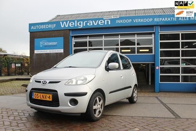 Grijs (metallic) Gebruikt 2010 Hyundai i10 Dynamiq Hatchback | € 3.850 (Eerlijke prijs) - Afbeelding 1/4