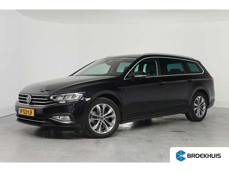Zwart Gebruikt 2022 VW Passat Comfortline Stationwagen | € 25.900 (Eerlijke prijs) - Afbeelding 1/4
