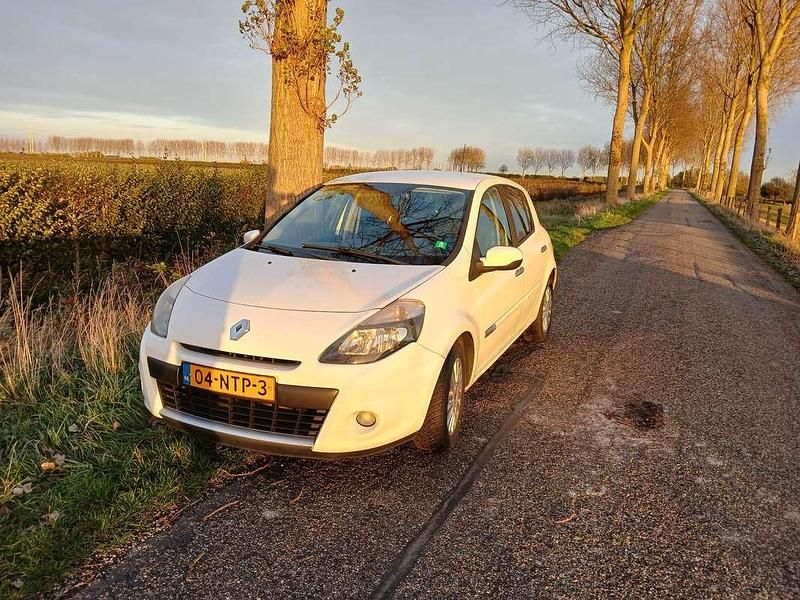 Wit Gebruikt 2010 Renault Clio II Collection Hatchback | € 2.199 (Eerlijke prijs) - Afbeelding 1/4