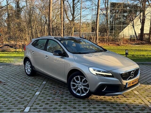 Bruin Occasion 2018 Volvo V40 Hatchback | € 21.950 (Eerlijke prijs) - Afbeelding 1/4