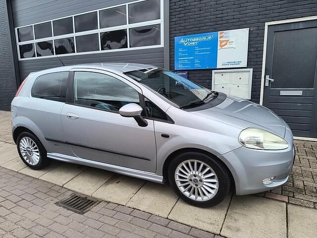 Grijs Gebruikt 2006 Fiat Grande Punto Hatchback | € 1.800 (Eerlijke prijs) - Afbeelding 1/4