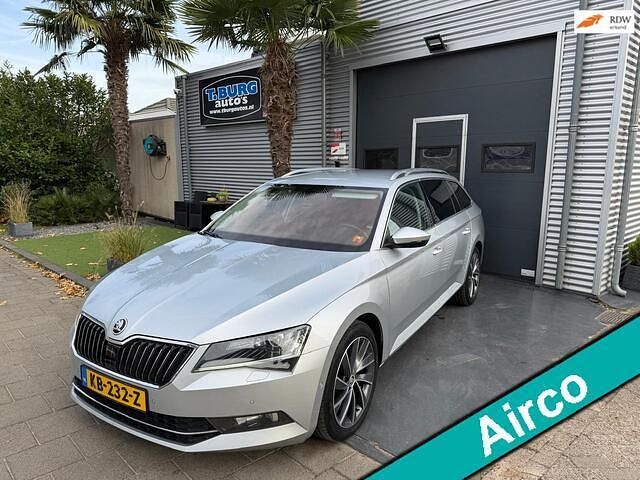 Grijs Gebruikt 2016 Skoda Superb Business Line Stationwagen | € 9.449 (Iets duurder) - Afbeelding 1/4
