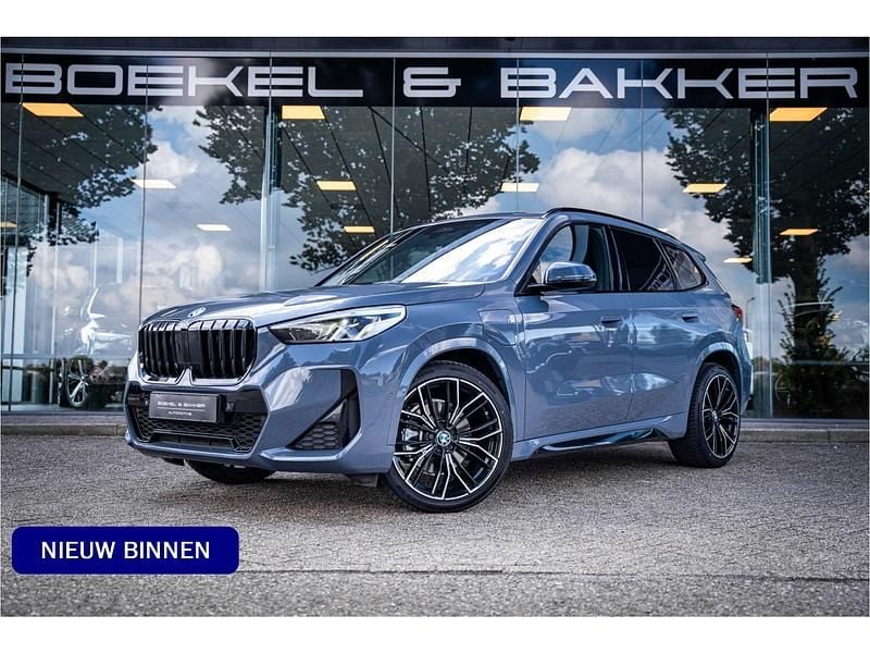 Grijs, metallic lak Gebruikt 2023 BMW X1 M Sport SUV | € 47.900 (Eerlijke prijs) - Afbeelding 1/4
