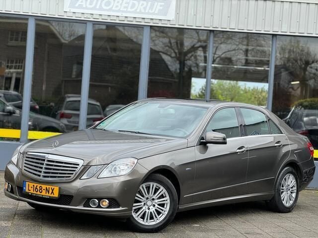 Bruin Gebruikt 2009 Mercedes E350 Elegance Sedan | € 14.250 (Iets duurder) - Afbeelding 1/4