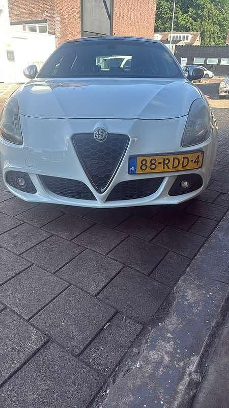 Wit Gebruikt 2011 Alfa Romeo Giulietta Distinctive Hatchback | € 4.999 (Eerlijke prijs) - Afbeelding 1/4