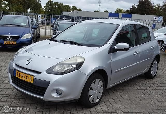 Grijs Gebruikt 2011 Renault Clio II Authentique Hatchback | € 4.500 (Iets duurder) - Afbeelding 1/4